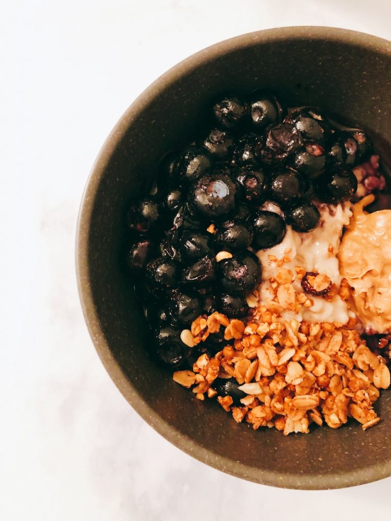 Light & Fluffy Easy Protein Oats! These banana & blueberry proats are perfect for a healthy breakfast or midday snack. Try out this healthy breakfast recipe paired with a cup of your favorite coffee, for a delish  & easy breakfast! | Vitality Vixens Healthy Lifestyle Blog