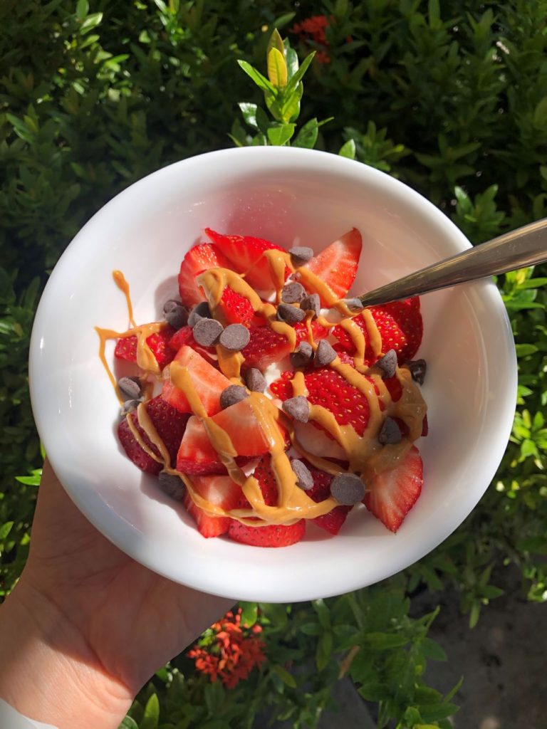 Today I'm sharing some yummy & healthy foods from my week in eats! Lots of healthy breakfast recipes, lunch & dinner, and tasty desserts. (HEALTHY CHOCOLATE STRAWBERRY GREEK YOGURT PARFAIT)