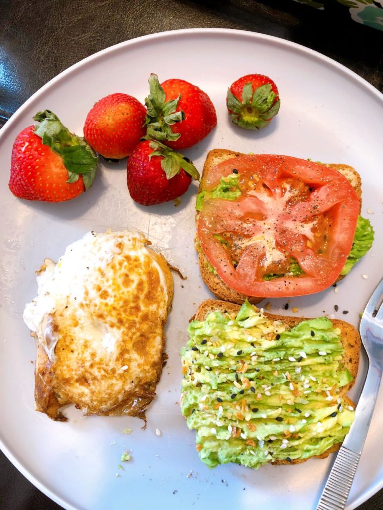 avocado toast with egg | If you're in need of some healthy lunch ideas - here are 5 of my go-to EASY lunch recipes that I have on repeat throughout the week! | Vitality Vixens Healthy Lifestyle Blog