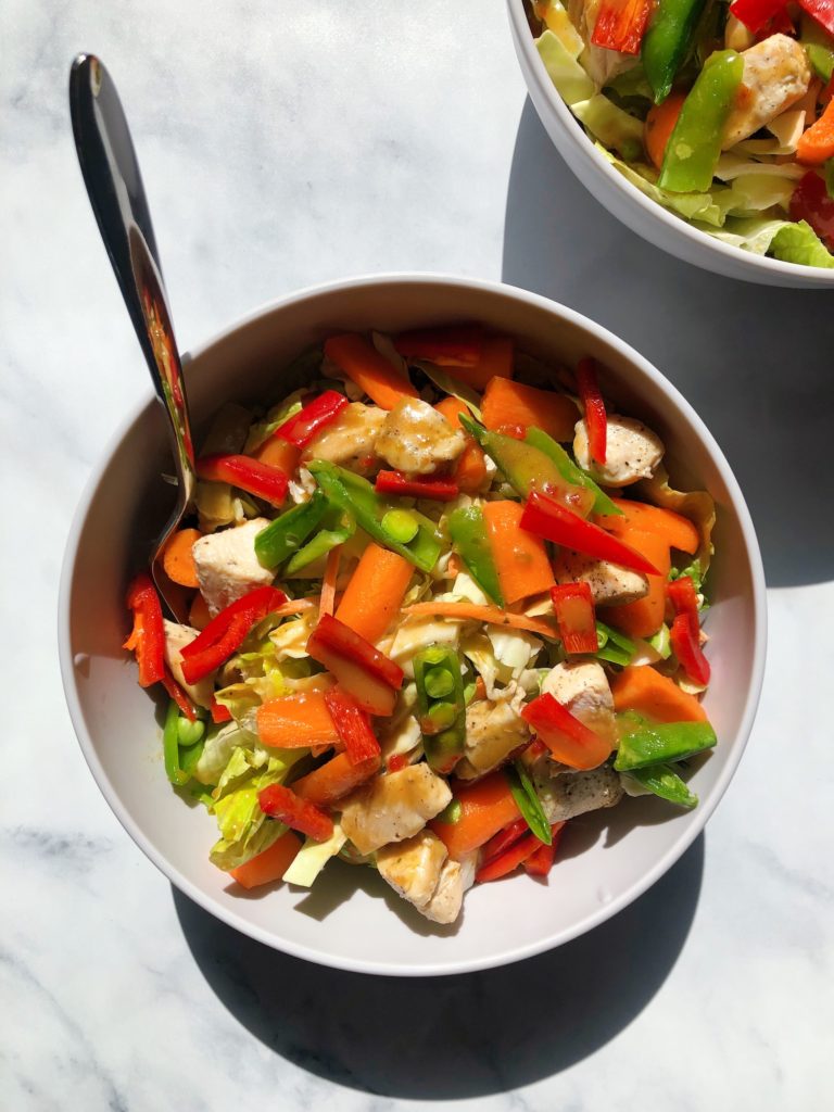 An easy and healthy dinner or lunch recipe: the delicious Asian Chicken Salad! A mix of sweet & spicy with the crunch of fresh veggies. | Vitality Vixens Healthy Lifestyle Blog